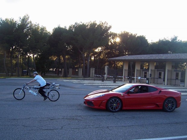 O ciclista François Gissy afirma ter superado Ferrari em arrancada (Foto: Gérard Toutin / Exotic Thermo Engineering)