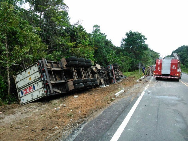 G1 Carreta Tomba Em Rodovia E Deixa Motorista Ferido Em Manaus