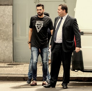 Latino e seu advogado, Márcio Amaral (Foto: AgNews)