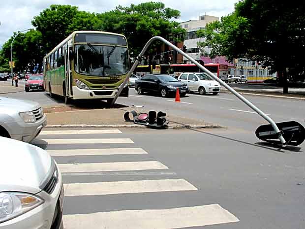 Ônibus derrubou semáfoto na W3 Sul (Foto: Lucas Salomão/G1)