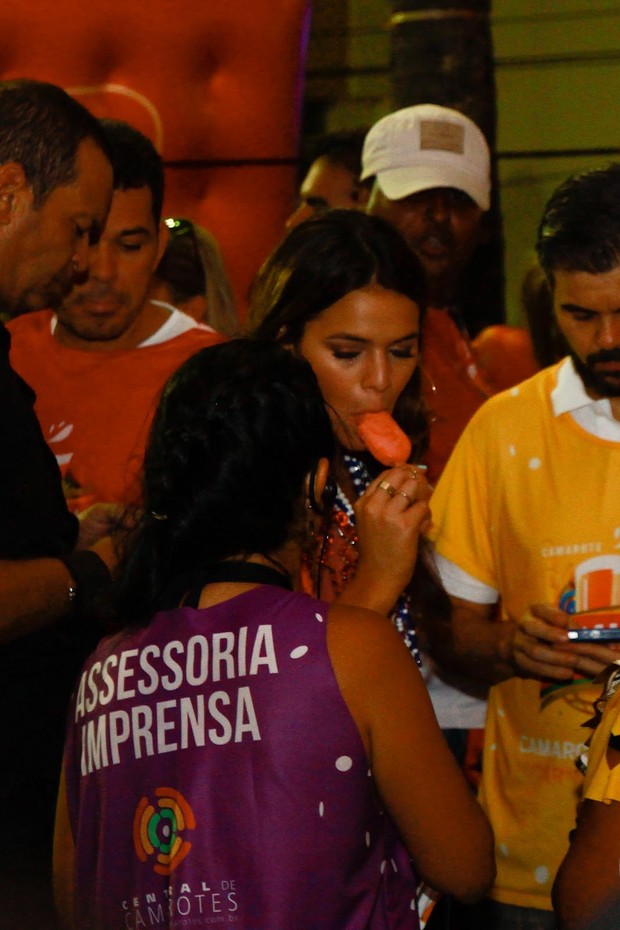 Bruna Marquezine tomando picolé (Foto: Marcelo Brammer / AgNews)
