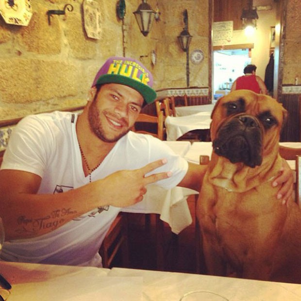 Hulk e seu parceiro de almoço (Foto: Reprodução / Instagram)