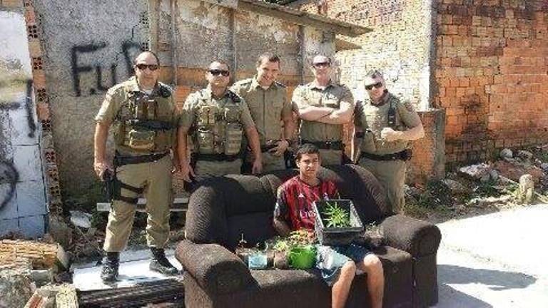 Policiais tiraram foto com jovem segurando maconha  (Foto: Reprodução/Facebook)