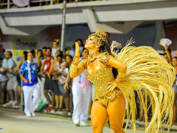 Viviane Araújo jogou beijo para público em desfile da Boa Vista. (Foto: Weliton Aiolfi/ G1)