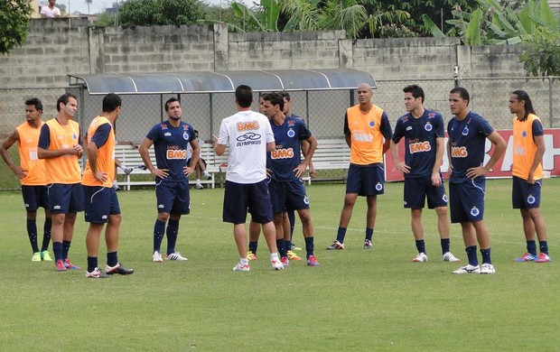 Vágner Mancini conversa com jogadores do Cruzeiro (Foto: Marco Antônio Astoni / Globoesporte.com)