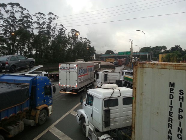 Fila de caminhões causa 11 km de congestionamento na Cônego (Foto: Solange Freitas / TV Tribuna)