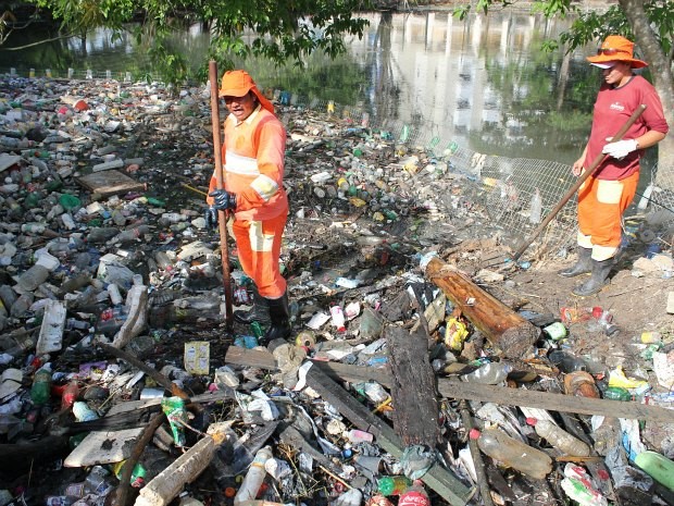 Em média, 200 garis trabalham diariamente retirando toneladas de lixo dos igarapés de Manaus (Foto: Carlos Eduardo Matos/G1 AM)