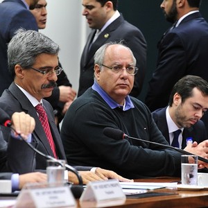 Renato Duque (centro) na CPI da Petrobras (Foto: Gabriela Korossy / Câmara dos Deputados)