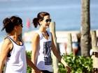 Camilla Belle caminha na praia de Ipanema