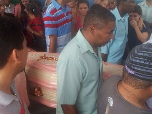 Familiares e amigos carregaram caixão de mulher espancada (Foto: Anna Gabriela Ribeiro / G1)