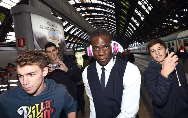 Mario Balotelli desembarque Itália trem (Foto: AFP)