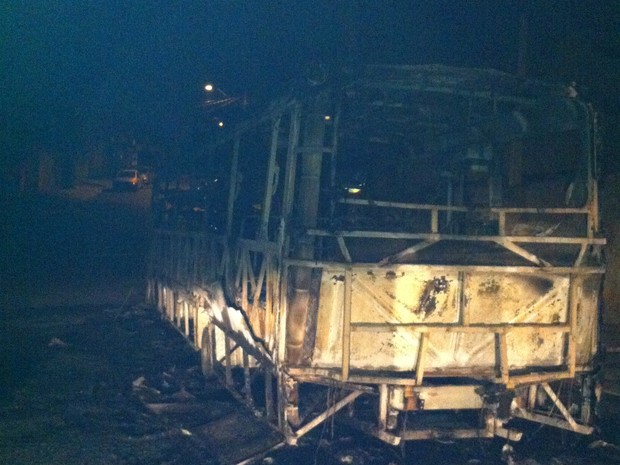 ônibus é o nono queimado na região de Sorocaba em menos de uma semana. (Foto: Mateus Soares/ TV Tem)