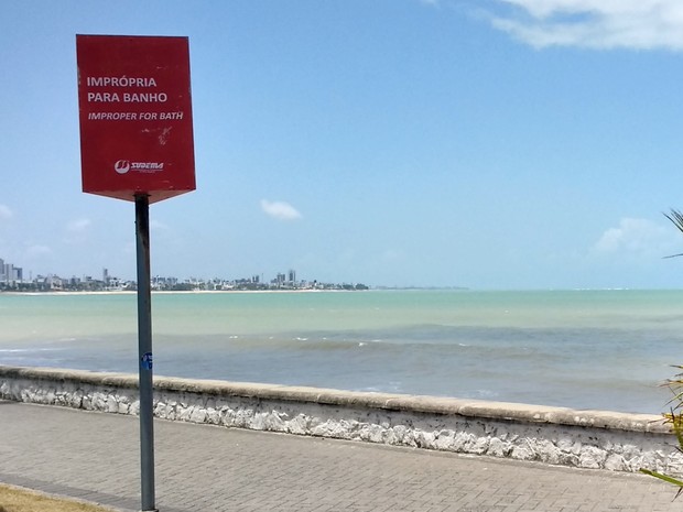 Praia de Manaíra, em João Pessoa, está imprópria para banho (Foto: Krystine Carneiro/G1)
