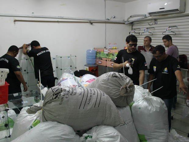 Representante de grande marca de confecções acompanhou operação: 'São falsificações grosseiras' (Foto: Girlene Medeiros/G1 AM) Representante de grande marca de confecções acompanhou operação: 'São falsificações grosseiras' (Foto: Girlene Medeiros/G1 AM)