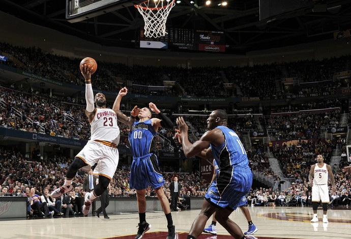 LeBron James fez mais um triplo-duplo na vitória do Cleveland Cavaliers sobre o orlando Magic (Foto: Getty Images)