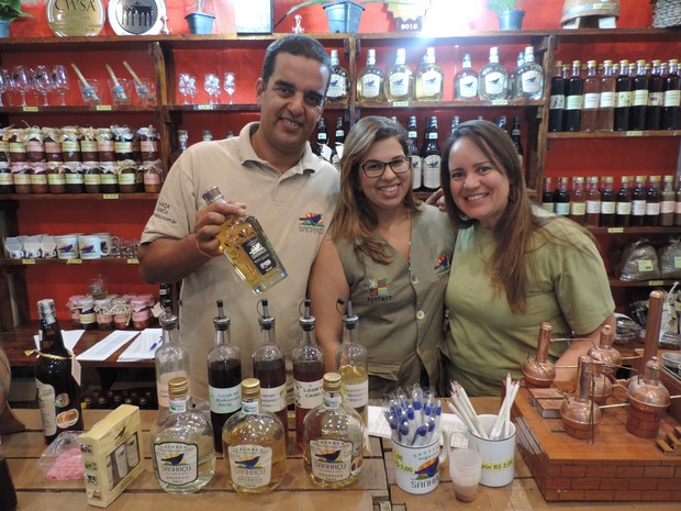 Equipe do estande da cachaça Sanhaçu comemora vendas (Foto: Moema França/G1)