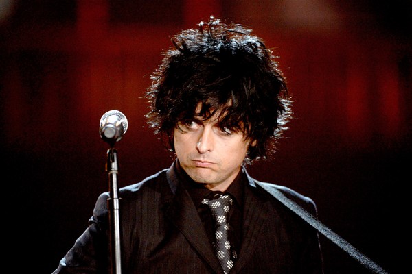 Em 1995, o cantor Billie Joe Armstrong foi notícia quando disse: ”Acho que sempre fui bissexual. E isso é lindo!”. Casado há 20 anos com uma mulher, hoje em dia o vocalista do Green Day não gosta de discutir o assunto (Foto: Getty Images)