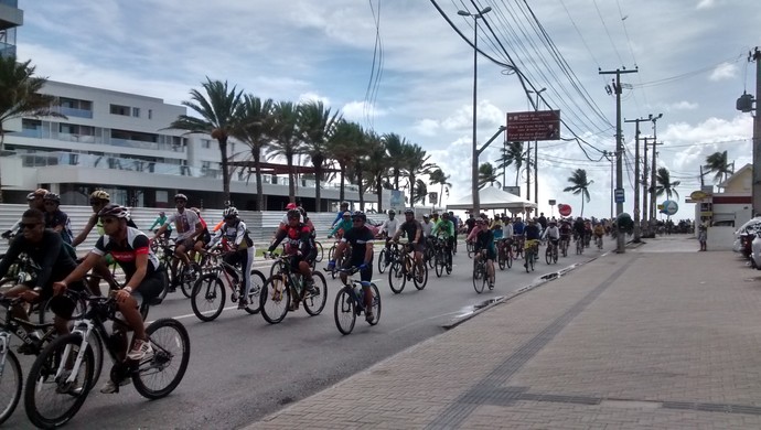 Vou de Bike: ciclistas pegam a Avenida Epitácio Pessoa (Foto: Expedito Madruga)