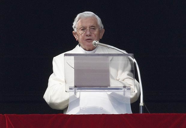 O papa Bento XVI durante a bênção dominical no Vaticano (Foto: AP)