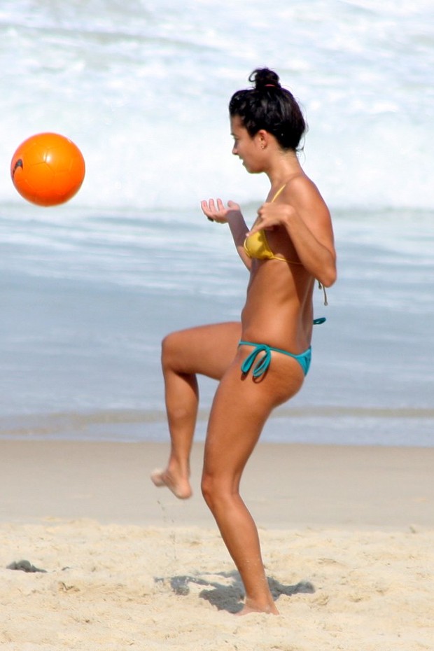 Júlia Oristanio na praia de Ipanema, RJ (Foto: JC Pereira/Foto Rio News)