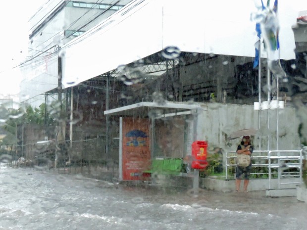Parada de ônibus tomada pela água na Avenida Antônio de Góes (Foto: Katherine Coutinho/G1)