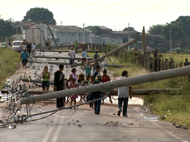 Com o vento, 15 postes caíram em estrada de Campinas (Foto: Reprodução / EPTV)