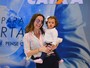 Flávia Monteiro embarca com a filha, Sophia, e esbanja simpatia