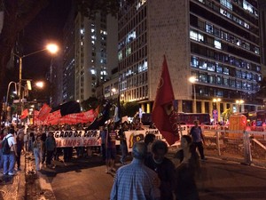 Av. Rio Branco foi interditada no sentido Cinelândia pelos manifestantes (Foto: Marcelo Elizardo / G1)