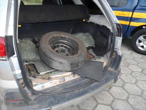Droga estava no compartimento interno de um veículo com placas de Várzea Grande no Mato Grosso. (Foto: Victor Couy/InterTV)