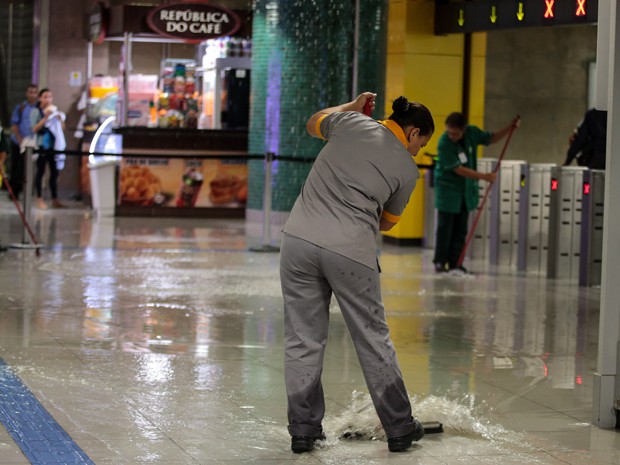 Funcionários da Via Quatro tentam retirar água da estação República do metrô (Linha 4- Amarela), na região central de São Paulo, durante o temporal da tarde desta quinta- feira. A água está escorrendo pelo teto da estação. (Foto: FERNANDO NASCIMENTO/SIGMAPRESS/ESTADÃO CONTEÚDO)