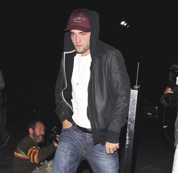 X17 - Robert Pattinson com loira após show em Los Angeles, nos Estados Unidos (Foto: X17/ Agência)