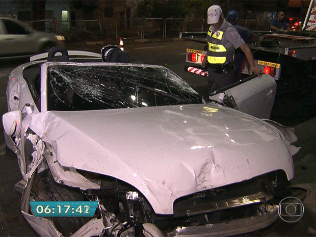 Motorista de carro conversível de luxo perde controle do veículo e provoca acidente (Foto: Reprodução TV Globo)