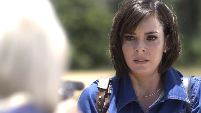 Beth fica em pânico ao ser ameaçada por Mág (Foto: TV Globo)