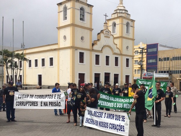 Maçons realizam ato contra a corrupção em frente ao Marco Zero de Caruaru, Agreste de Pernambuco (Foto: Anderson Melo/ TV Asa Branca)