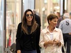 Mariana Rios faz compras com a mãe em shopping