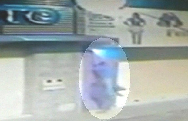 Vídeo mostra dois homens roubando câmeras de segurança em Goiás; veja (Foto: Reprodução/TV Anhanguera)