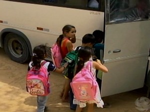 O vidro do ônibus é improvisado com plástico (Foto: Reprodução/TV Grande Rio)