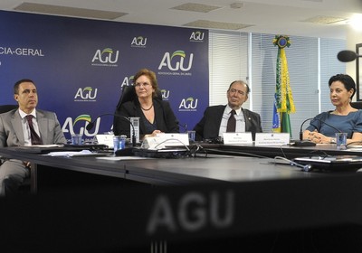 Autoridades da Advocacia Geral da União (AGU) assinaram acordo com o Grupo OK, de Luiz Estevão, nesta quinta (Foto: Antonio Cruz/ABr )