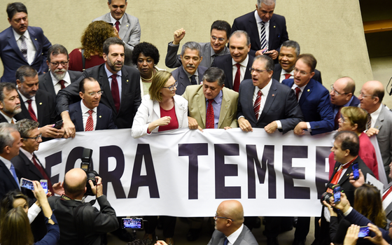 Sessão em que deputados analisaram a denúncia contra o presidente Michel Temer (Foto: Givaldo Barbosa / Agência O Globo)