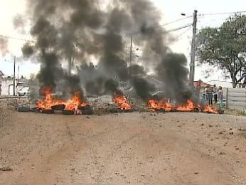 Moradores do Jardim Monte Carlo, em Ponta Grossa, pedem asfalto (Foto: Reprodução/RPC TV)