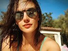 Alessandra Ambrósio posa de biquíni para selfie