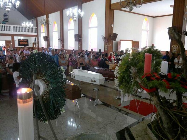 Os cinco corpos foram velados na  igreja católica da cidade. (Foto: Denise Rodrigues / Inter TV dos Vales)