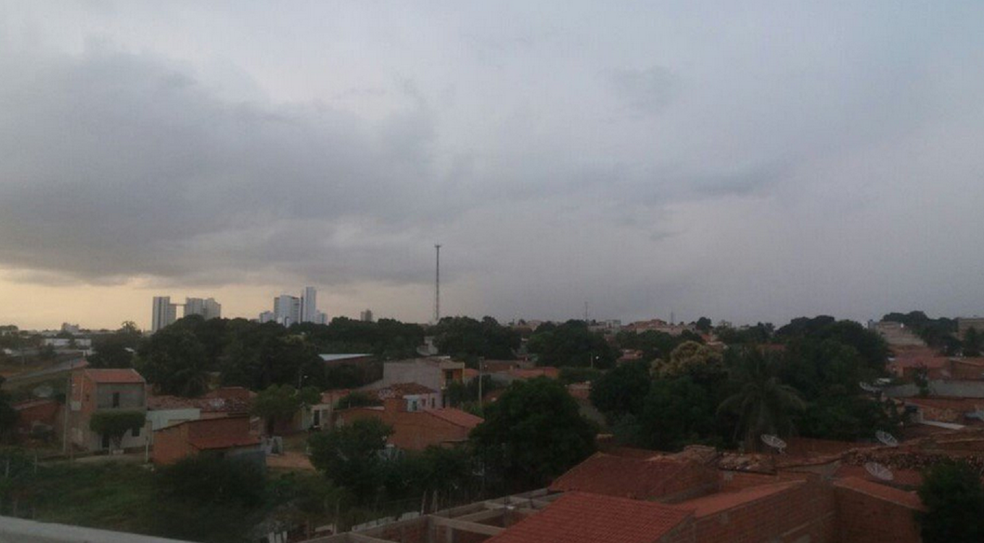 Em Juazeiro do Norte o tempo ficou nublado no fim da tarde desta quarta-feira (24). Chuvas caíram em alguns bairros (Foto: Paulo Henrique Rodrigues/TV Verdes Mares Cariri)