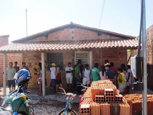 Mulher foi morta a facadas e corpo encontrado no quintal de casa (Foto: Francisco Duarte / Agrandebarras) Mulher foi morta a facadas e corpo encontrado no quintal de casa (Foto: Francisco Duarte / Agrandebarras)