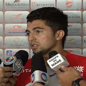 André Luiz, lateral-esquerdo do Vila Nova (Foto: Reprodução/TV Anhanguera)