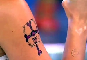 As 'tatuagens' de Flávia Alessandra foram feitas em uma festinha de criança (Foto: TV Globo)