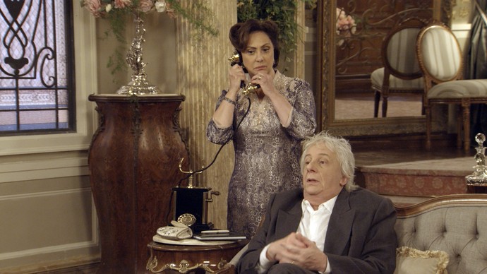 Anastácia atende Sandra ao telefone: pedido de resgate (Foto: TV Globo)