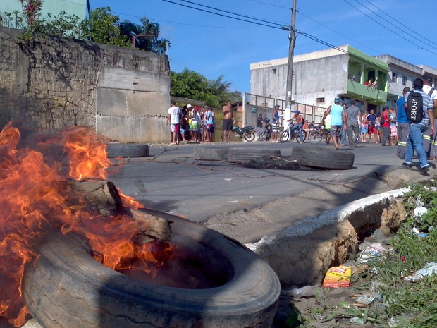 Moradores colocam fogo em pneus durante protesto, em Cariacica. (Foto: André Falcão/ TV Gazeta)