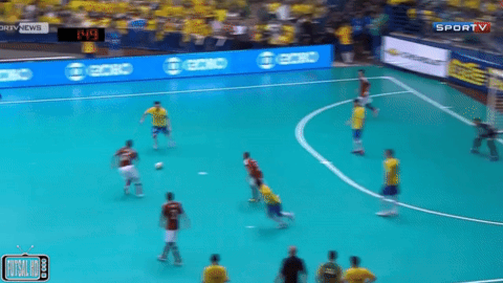 Gol de longe contra a Colômbia em 2015 (Foto: Reprodução)