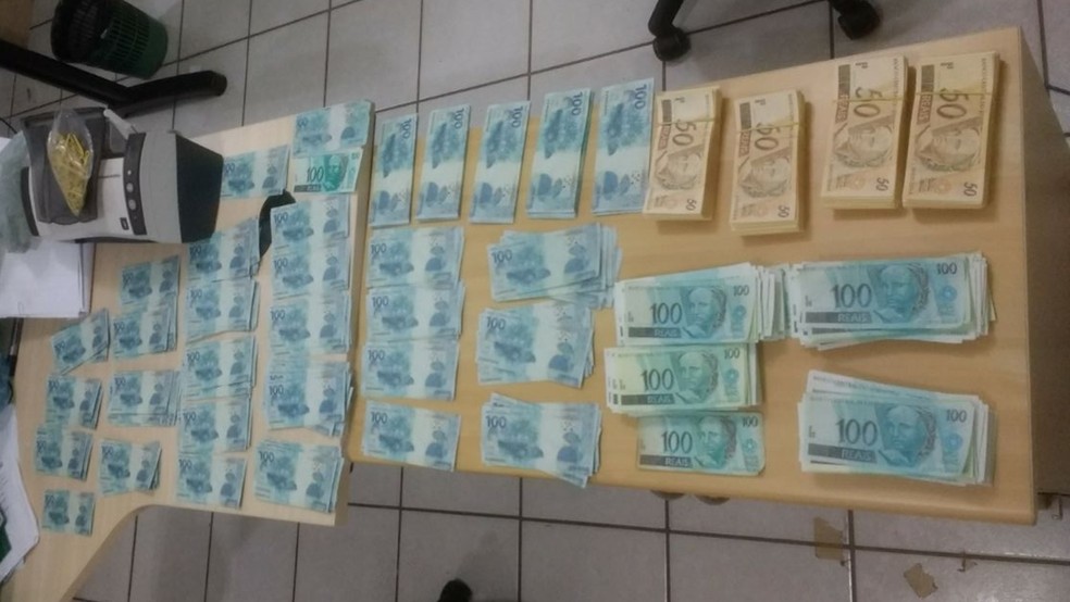 Polícia Federal flagrou a entrega de R$ 116,7 mil em cédulas falsas (Foto: Polícia Federal/SR-PB/Divulgação)